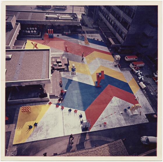 Die Fotografie zeigt die Platzgestaltung des Kleinen Schlossplatz in Stuttgart von Otto Herbert Hajek aus dem Jahr 1969. Ihr Titel lautet &quot;Platzmahl&quot;